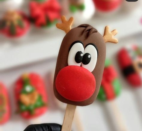 Winter Cakesicles, Christmas Popsicles, Yalda Cake, Christmas Cakesicles, Cake Stall, Cake Pop Designs, Christmas Pastries, Christmas Themed Cake, Christmas Treats Boxes