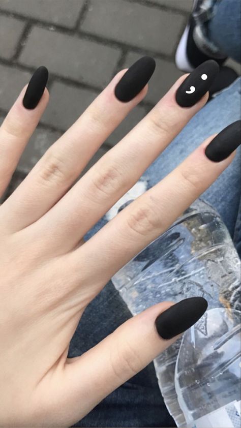 Black nails with a white semicolon. Ongles Gel Violet, Wedding Nails Glitter, Matte Black Nails, Nagellack Trends, Nail Polish Trends, Nail Ring, Nails Almond, Black Nail, Oval Nails