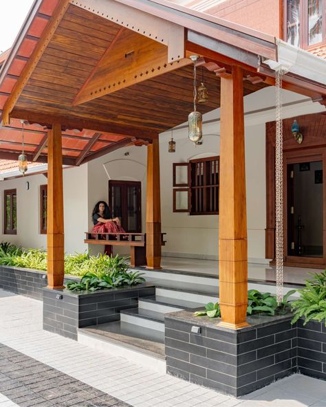 Traditional Courtyard House Indian, Indian Farmhouse Design Plans, Pulikali Kerala, Sit Out Ideas House Kerala, House Exterior Kerala, House Design Indian Style, Traditional House Plans Kerala, South Indian House Design, Chettinad House Interiors