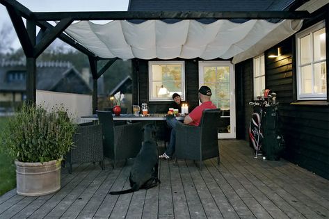 Terrasse Med Tak, Black Pergola, Deck Shade, Pergola Carport, Timber Roof, Country Cabin, Patio Garden Design, Diy Pergola, Pergola Patio