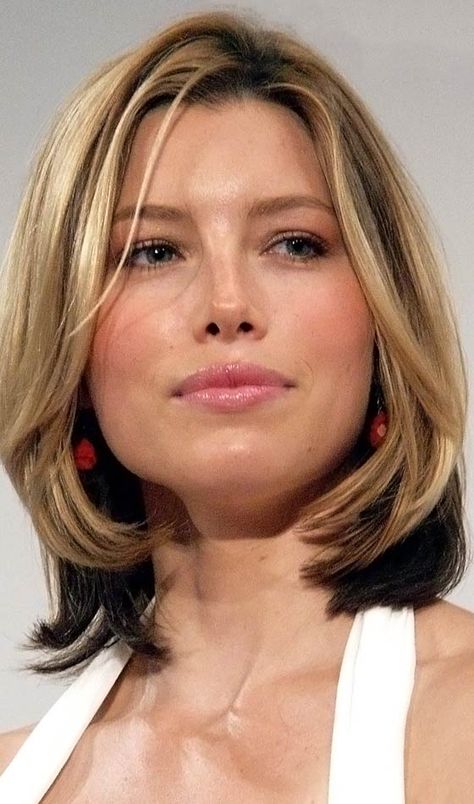 4 Choppy Medium Hairstyles For Different Face Shapes Medium Choppy Hair, Hairstyles For Rectangular Faces, Rectangle Face Shape, Hair For Round Face Shape, Rectangle Face, Haircut For Face Shape, Middle Hair, Rectangular Face, Square Face Hairstyles