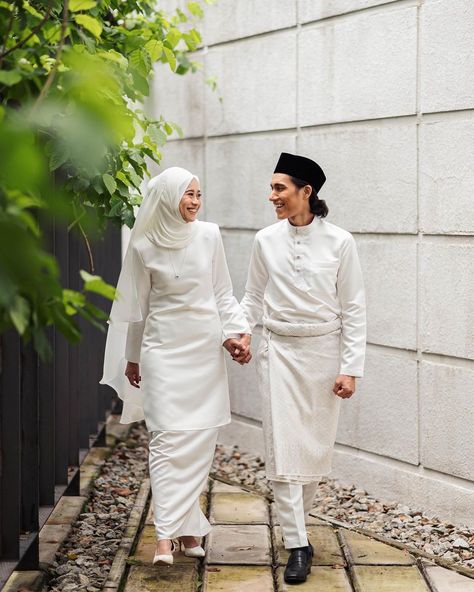 Melayu Wedding Dress, Malaysian Wedding, Malay Wedding Dress, Muslim Wedding Photos, Wedding Couple Pictures, Baju Kahwin, Nikah Outfit, Muslimah Wedding Dress, Nikah Dress