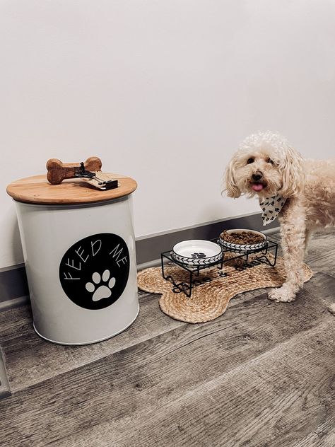 Dog Basket Gift, Dog Food Set Up Ideas, Cute Dog Food Storage Ideas, Dog Toy Basket Living Rooms, Aesthetic Dog Food Storage, Dog Food Set Up, Dogs Food Bowls, Dog Toys Organization, Aesthetic Dog Toy Basket