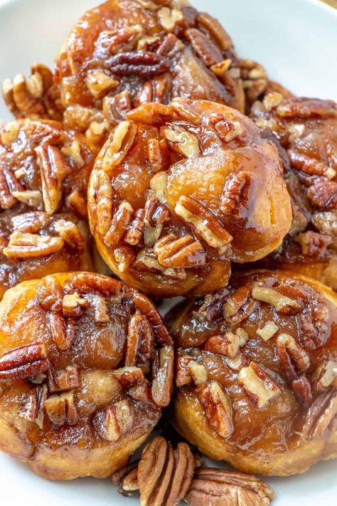 With only 5 ingredients and 20 minutes these Easy Pecan Sticky Buns are the perfect breakfast or dessert recipe that is gooey, sweet and crunchy all in one. #breakfast #dessert #pecans #breads #recipe #easyrecipe #tasty #yummy Easy Sticky Bun Recipe, Breakfast Pastry Recipes, Easy Sticky Buns, Caramel Sticky Buns, Sticky Buns Recipes, Pecan Sticky Buns, Pecan Pies, Crescent Recipes, Pecan Rolls