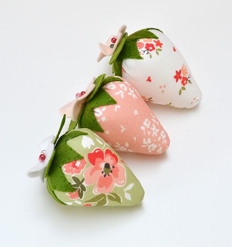 Down Grapevine Lane: Strawberry Pincushions in 'Summer Blush' Strawberry Pin Cushion, Fabric Strawberries, Strawberry Pincushion, Sewn Projects, Strawberry Crafts, Strawberry Fabric, Summer Blush, Map Quilt, Needle Books