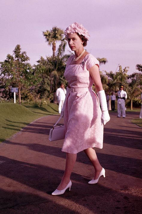 Queen Elizabeth II’s Style Through the Years - WSJ Queen Elizabeth Style, Princess Margaret Wedding, 1950s Life, Rainha Elizabeth Ii, Hm The Queen, Elisabeth Ii, Princess Elizabeth, Isabel Ii, Queen Of England