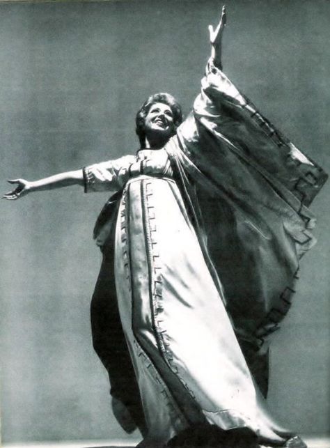 Beverly Sills poses for Vogue to celebrate her triumphant Metropolitan Opera Debut in 1976. Triumphant Pose, Beverly Sills, Met Opera, Classical Musicians, Opera Singer, Metropolitan Opera, Pose References, Poses Reference, Human Poses Reference