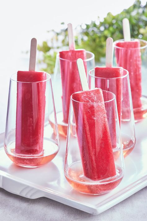 Popsicle Drinks Alcohol, Popsicle Drinks, Popsicle Drink, Liquor Lollipops, Batchelor Party, Popsicle Cocktail, Raspberry Popsicles, Frosé Recipe, Fruity Popsicles