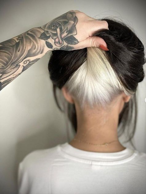 2 Toned Hair Color, 2 Toned Hair Color Ideas, 2 Toned Hair, 2 Tone Hair Color, 2 Tone Hair, Pelo Color Vino, New Hair Color Trends, Toned Hair, Two Tone Hair