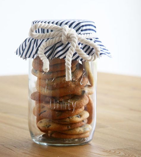 Display your baked goods in a glass mason jar. Cookie Wrapping Ideas, Cookie Wrapping, Cookie Gift Packaging, Pretty Presentation, Mason Jar Wedding Favors, Presentation Food, Triple Chocolate Chip Cookies, Mason Jar Gifts Diy, Bake Sale Packaging