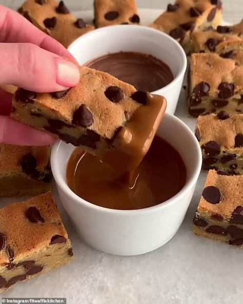 Chocolate Chip Cookie Dippers, Cookie Dippers, Pistachio Sauce, Cookie Dipper, Soft Chocolate Chip Cookie, Biscoff Spread, Soft Chocolate Chip Cookies, Mini Dessert, Bicarbonate Of Soda