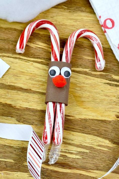 Holiday Activities For Toddlers, Christmas Candy Crafts, Christmas Party Treats, Reindeer Candy, Candy Cane Reindeer, Candy Cane Crafts, Reindeer Craft, Festive Crafts, Candy Crafts