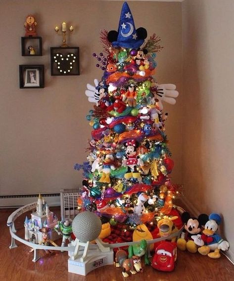 Disney Christmas Tree Theme, Disney Christmas Tree Decorations, Mickey Mouse Christmas Tree, Casa Disney, Best Christmas Tree, Christmas Tree Decor Ideas, Tree Decor Ideas, Disney Christmas Decorations, Disney Christmas Tree