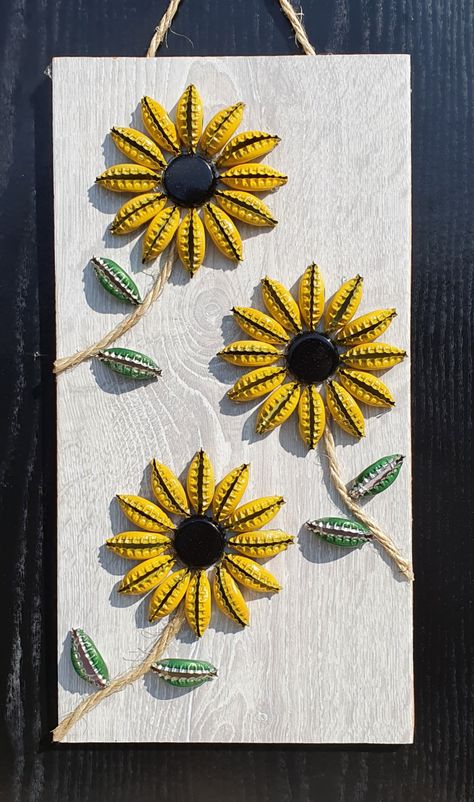 Sunflowers made from recycled bottle caps Beer Cap Crafts Diy, Bottle Cap Wall Art, Beer Bottle Cap Art, Bottle Top Art, Beer Bottle Cap Crafts, Diy Bottle Cap Crafts, Beer Cap Art, Bottle Top Crafts, Bottle Cap Projects