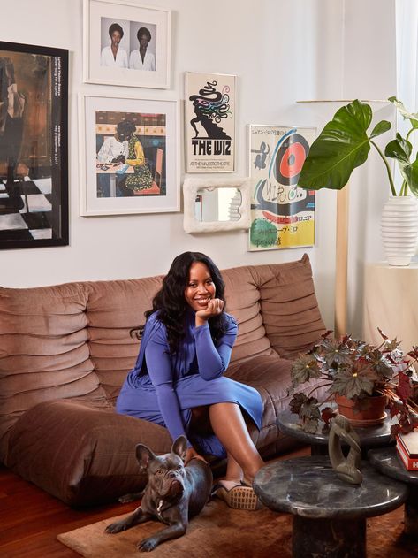 Afrocentric Studio Apartment, Brooklyn Brownstone Interior Living Room, Solange Apartment, Black Home Decor Aesthetic, Brynn Whitfield Apartment, Black Art Gallery Wall, Michelle Choi Apartment, African American Interior Design, Brooklyn Apartment Aesthetic