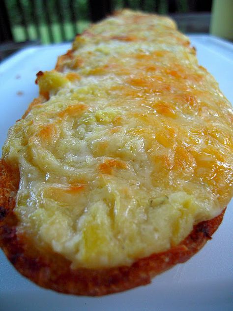 artichoke bread Artichoke Bread, French Bread, Naan, Om Nom, Artichoke, Appetizer Snacks, I Love Food, Savoury Food, Cornbread