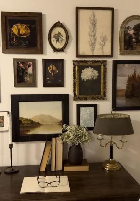 Room With Art Wall, Wall Art In Bedroom, Art In Bedroom, Decorate Room, Casa Country, Chique Outfits, Dark Academia Aesthetic, Academia Aesthetic, Vintage Vibe