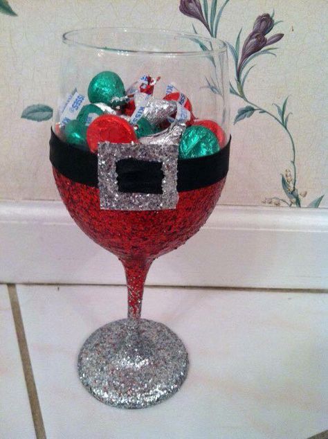 Candy dish Christmas Wine Glasses, Wine Glass Decor, Wine Craft, Wine Glass Crafts, Glitter Wine, Painted Wine Glasses, Diy Wine, Christmas Wine, Noel Christmas