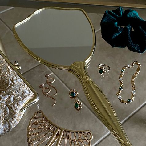 Emerald Aesthetic Vintage, Green Wealthy Aesthetic, Emerald Green Luxury Aesthetic, Emerald Core Aesthetic, Green Glam Aesthetic, Emerald Green Jewelry Aesthetic, Green Classy Aesthetic, Princess Aesthetic Green, Emerald And Gold Aesthetic