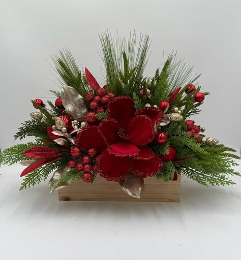 Christmas Centre Pieces Diy, Fresh Christmas Centerpieces, Simple Christmas Centerpieces For Table, Dried Floral Centerpieces, Christmas Floral Centerpieces, Grave Arrangements, Christmas Floral Arrangements Diy, Magnolia Centerpiece, Christmas Centerpieces Cheap