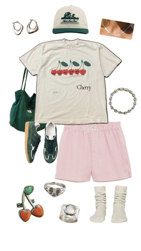 T-Shirt and boxer shorts with silver jewelry and green accessories Summer Camp Outfits, Girls Attire, New York Outfits, Midsize Outfits, Green Accessories, Chic Fall Outfits, Wardrobe Style, Casual Fit, Boxer Shorts