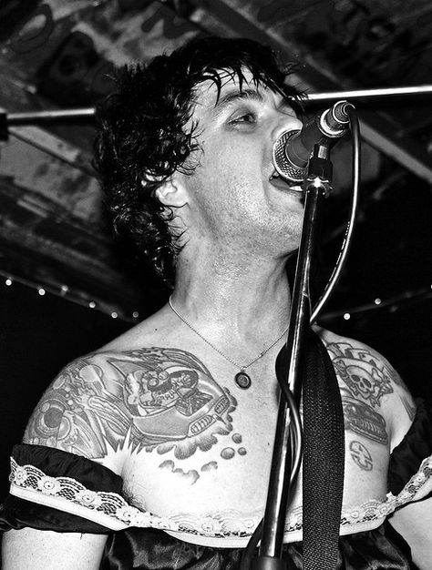 Billie Joe Armstrong in women' s clothes! Aww God! I also hate your psyho stalkers here. fyi. they wear *YOUR fuckin beanies, asshole. they're all dark ones too! Billie Joe Armstrong Tattoos, Adrienne Armstrong, Billy Joe Armstrong, Green Day Band, Billie Green Day, Jason White, Tré Cool, Joe Armstrong, Billie Joe Armstrong