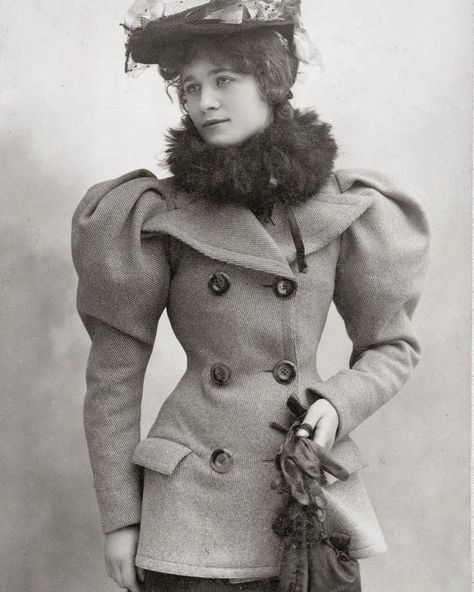 Victorian Winter Fashion, c.1890 . This is the kind of coat I'm looking for. Like many Victorians, I may have to make it myself! Did you… Victorian Coat, 1890s Fashion, 1800s Fashion, Jeanne Lanvin, 19th Century Fashion, Century Clothing, Victorian Clothing, Antique Clothing, Photo Vintage