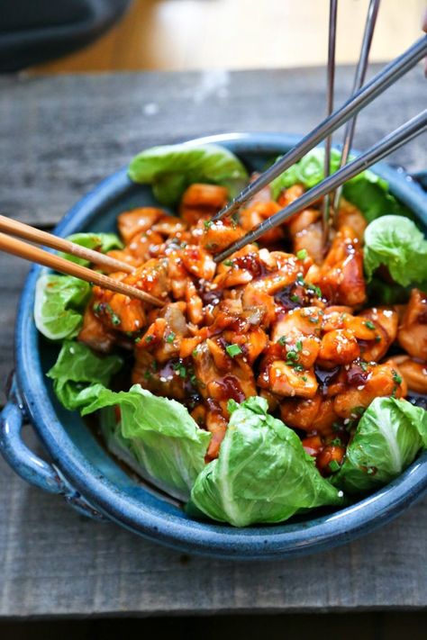 Honey Sriracha Glazed Salmon Bites Glazed Salmon Bites, Salmon Bites Recipe, Lettuce Wraps Healthy, Food Calorie Chart, Fish Entrees, Salmon Bites, Spicy Salmon, Healthiest Seafood, Salmon Dishes