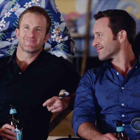 This is so gay. Wow. Mcdanno Fanart, Hawaii Five O Mcdanno, Moonlight Tv Series, Steve And Danny, Danny Williams, Alex Scott, Alex Love, Steve Mcgarrett, Scott Caan