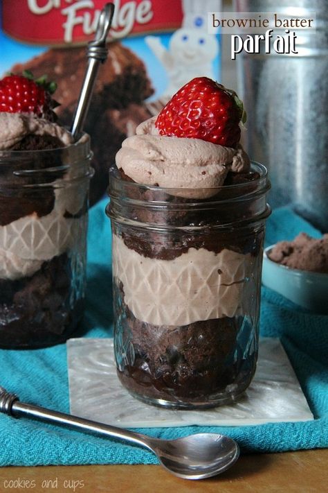 Brownie Batter Parfaits!    Egg-free Brownie Batter, Brownie Pieces and Brownie Batter Whipped Cream layered in a jar :) Mason Jar Desserts, Parfait Desserts, Dessert In A Jar, Mason Jar Meals, Brownie Batter, Think Food, Meals In A Jar, Köstliche Desserts, Eat Dessert First