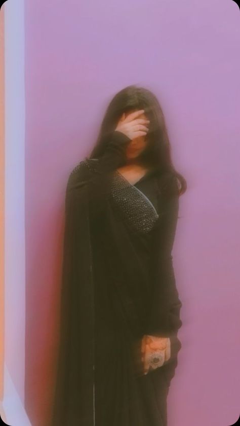 Heyya so here is a mypic hope you like it 🖤🖤🙊 Hide Face, Instagram Dp, For Girls, Saree, Instagram, Black