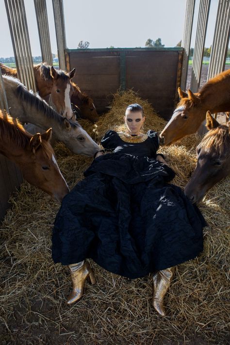 Equestrian Editorial, Horse Editorial, Wild Fashion, Western Photoshoot, Vogue Editorial, Horse Fashion, Model Lifestyle, Fashion Photography Inspiration, Elegant Styles