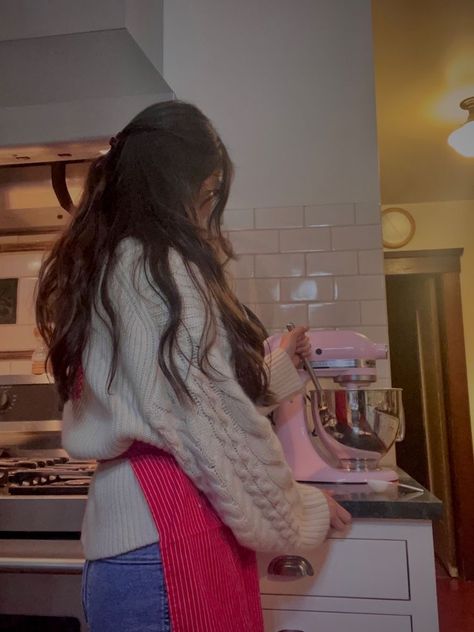 Baking Woman Aesthetic, Baking Mom Aesthetic, Brunette Baking Aesthetic, Mom Baking Aesthetic, Too Shy To Confess Aesthetic, Cute Baking Outfit, Tempt Our Fate Aesthetic, Bakeing Girl Aesthetic, Female Baker Character Design