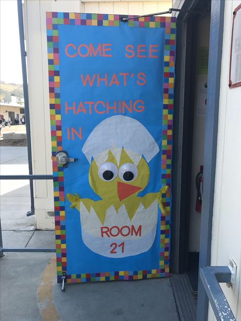 Classroom Duck Theme, Chicken Classroom Decor, Farm Classroom Decorations, Creche Ideas, Preschool Door Decorations, Farm Classroom, Daycare Room Ideas, Farm Classroom Theme, Preschool Door