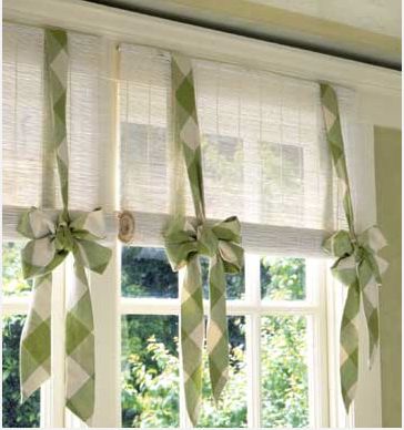 DIY Decor on a Budget:: No Sew Window Valance Tutorial (uses cardboard gift wrap roll as base- genius !) Diy Window Valance Ideas, Diy Kitchen Window Treatments, Diy Window Valance, Cortinas Country, Matchstick Blinds, Valance Tutorial, Diy Window Treatments, Window Projects, Bamboo Blinds