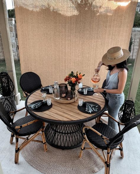 Outdoor Round Table And Chairs, Black Patio Table And Chairs, Boho Outdoor Dining Table, Small Outdoor Dining Ideas, Patio Furniture Table And Chairs, Round Patio Table Decor, Patio Dining Table Decor Ideas, Black Outdoor Dining Set, Outdoor Oval Dining Table