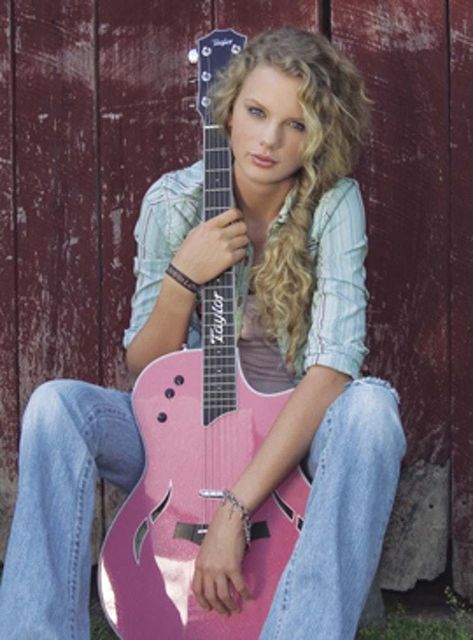 Young Taylor Swift Holding a P is listed (or ranked) 11 on the list 20 Pictures of Young Taylor Swift Before She Was Famous Photo Of Taylor Swift, Taylor Swift Debut, Pink Guitar, Taylor Swift Album, Taylor Swift, Swift, A Woman, Guitar, Pink