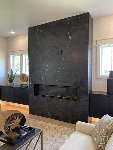 Living Room Tv Wall Scandinavian, Slate Tile Fireplace Modern, Black Tile Wall Living Room, Modern Black Marble Fireplace, Modern Fireplace Wall Design, Black Tile Fireplace Surround Modern, Modern Fireplace Marble, Modern Living Room Black Fireplace, Quartz Fireplace Surround Modern