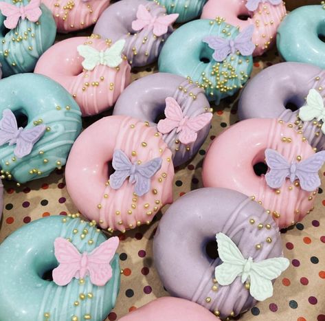 Donat Glaze, Butterfly Themed Birthday Party, Butterfly Baby Shower Theme, Girl Shower Themes, Fairy Garden Birthday Party, 1st Birthday Girl Decorations, Idee Babyshower, Butterfly Birthday Party, Garden Party Birthday