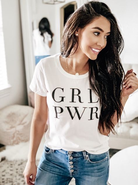 Feminine Empowerment, Outfit Upgrade, Grl Pwr, Mommy Style, Tees For Women, Mom Style, Vintage Stil, Simple Outfits, Girl Power