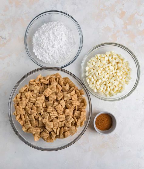 Cinnamon Chex Mix, Cinnamon Snack, Puppy Chow Christmas, Cinnamon Chex, Muddy Buddies Recipe, Muddy Buddies, Melting White Chocolate, Chex Mix, 4 Ingredient