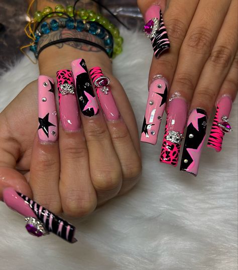 Hot Pink And Black Cheetah Nails, Nail Inspo 2024 Pink, Stilleto Y2k Nails, Y2k Nail Inspo Medium, Neon Y2k Nails, Pink Zebra Nails Y2k, Male Acrylic Nails, Cheetah Print Nails Y2k, Zebra And Cheetah Nails