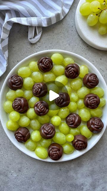 Chocolate Covered Grapes, Grapes Fruit, Chocolate Roses, Easy Dessert, Edible Art, Wow Factor, Website Link, Chocolate Covered, Easy Desserts