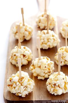 Popcorn Ball, Popcorn Balls Recipe, Honey Popcorn, Marshmallow Popcorn, Popcorn Cake, Snack Balls, Healthy Popcorn, Movie Popcorn, Popcorn Balls