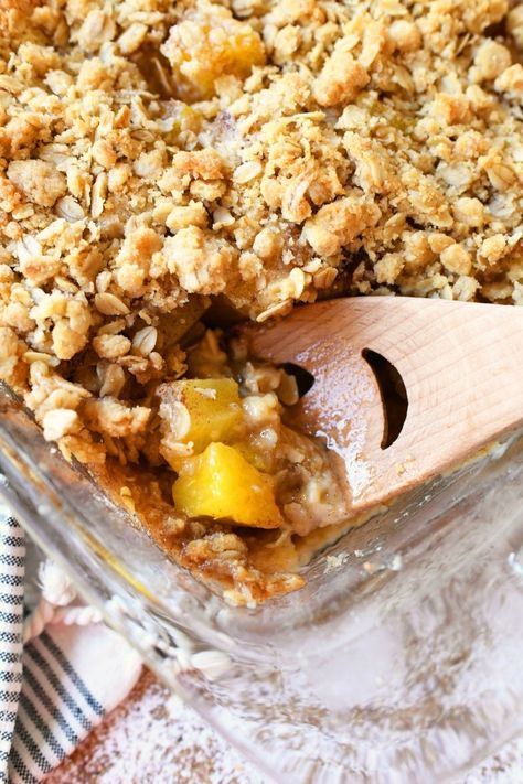 Classic Pineapple Crisp Recipe - Sizzling Eats Pineapple Crisp Easy, Pineapple Chunks Recipes Desserts, Chunk Pineapple Recipes, Pineapple Crisp Recipe, Pineapple Cobbler Recipes, Pineapple Chunks Recipes, Canned Pineapple Recipes, Recipe With Pineapple Chunks, Pineapple Crumble