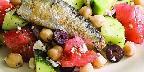 Salad With Sardines, Healthy Greek Salad Recipe, Sardine Salad, Sardine Recipes, Turmeric Recipes, Greek Salad Recipes, Chopped Salad, Canned Chickpeas, Healthy Delicious