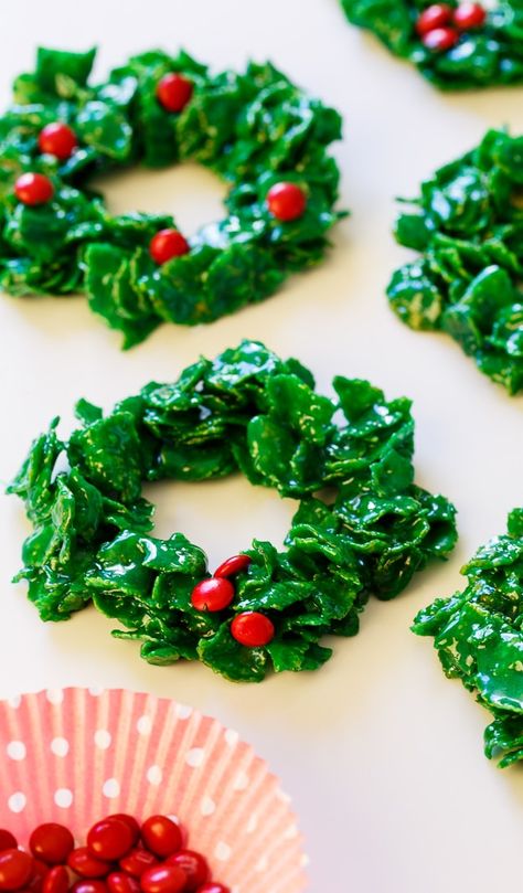 Cornflake Christmas Wreaths Cornflake Wreaths, Christmas Wreath Cookies, Wreath Cookies, Turtle Cookies, Cookie Plate, Green Food, Holiday Snacks, Xmas Cookies, Christmas Cooking