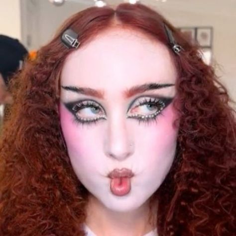 chappell roan backstage at coachella 2024 weekend one.   april 12th, 2024 Pfp Outfit, Glam Rock Makeup, Coachella Makeup, Divas Pop, Drag Queen Outfits, Hot Halloween Outfits, Drag Makeup, Queen Costume, Make Up Inspo