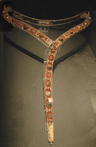 Belt from 14th century located now in Musee National du Moyen Age, Clunny, Middle Ages Accessories, 14th Century Fashion, 14th Century Clothing, Nice Belt, Sca Garb, Medieval Garb, Medieval Belt, Medieval Clothes, Necklace Inspiration