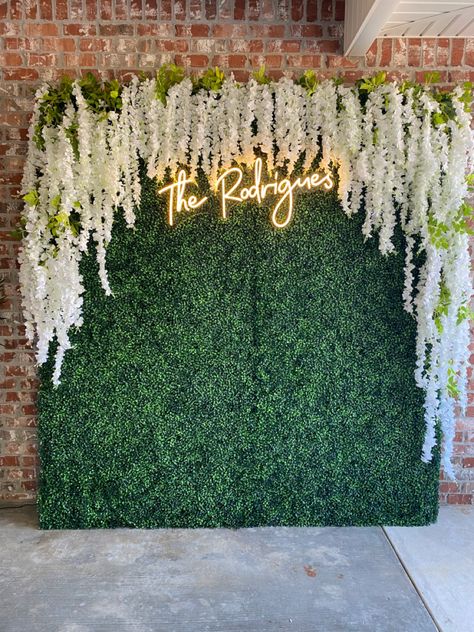 Party Decor With Flowers, Fake Grass Wedding Backdrop, Grass Wall Backdrop For Wedding, Diy Green Photo Backdrop, Ivy Wall Wedding Backdrop, Grass Wall Photoshoot Ideas, Greenery And Flower Wall, Greenery Wall In Home, Green And Flower Wall